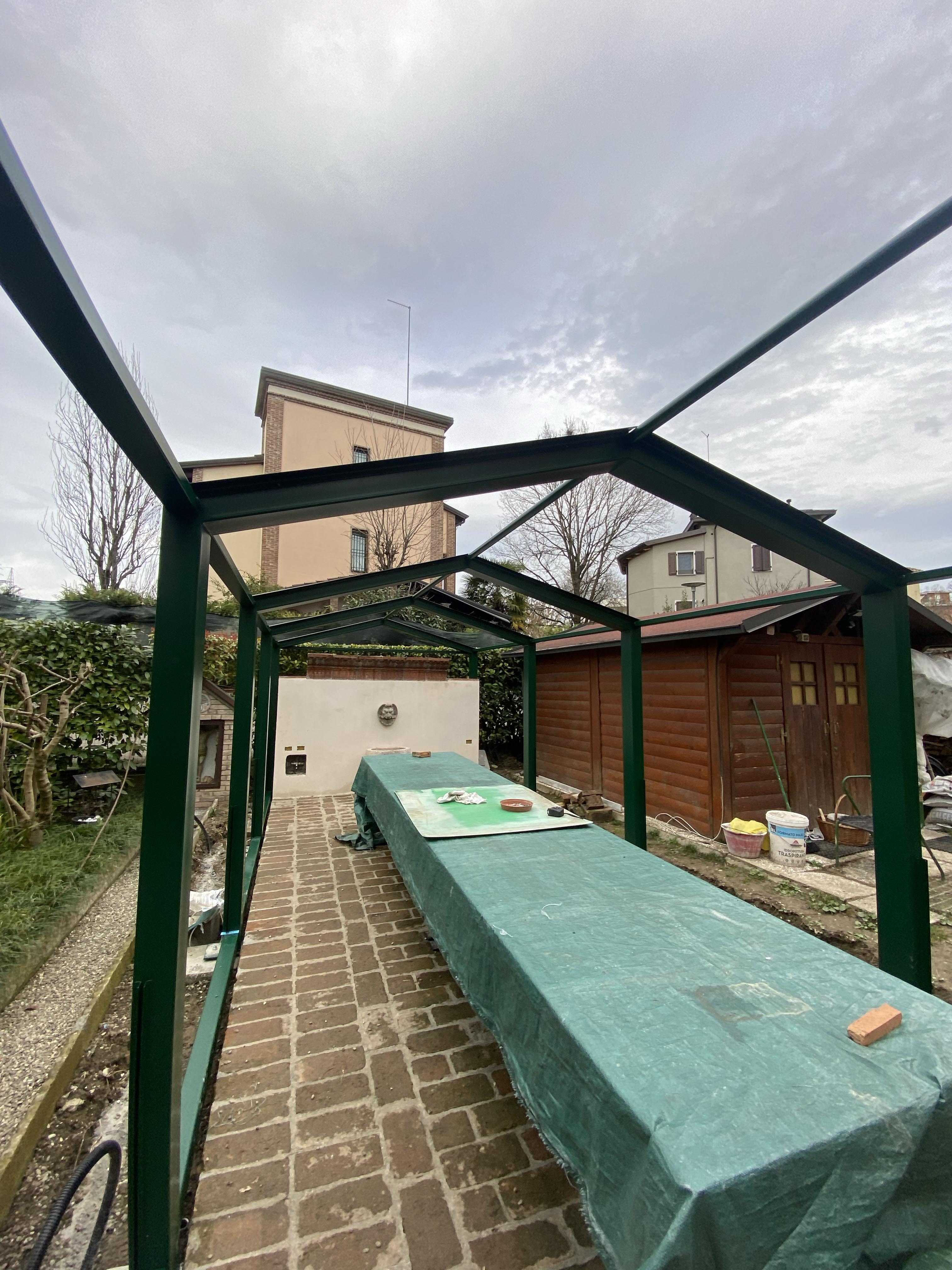 Gazebo in ferro per piscina a Parma - pergolati e strutture outdoor Lucani